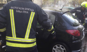 Buktinja na parkingu uznemirila! Automobil “pežo 206” gorio u Banjaluci