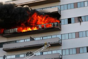 Jezivo! Djevojka (19) vezala mladića lisicama za krevet, a onda podmetnula požar