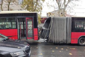 Jeziva scena: Prepolovio se gradski autobus