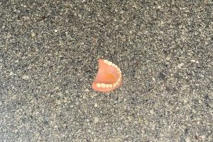 Traži se vlasnik! Nepoznata osoba izgubila protezu za zube na granici BiH FOTO