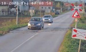 Ignorisao upaljenu signalizaciju: Opasna vožnja na pružnom prelazu VIDEO