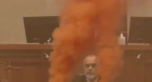 Haos u Skupštini Albanije: Poslanici opozicije aktivirali dimne bombe VIDEO