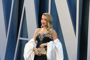 Rita Ora izazvala lavinu reakcija neobičnom kreacijom: Ekscentričnom haljinom privukla pažnju na crvenom tepihu FOTO