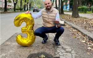 “Već tri godine je tu”: Odbornik proslavio rođendan rupi na ulici FOTO
