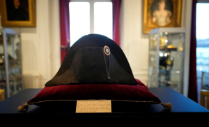 Za rekordnih 1,9 miliona evra: Šešir francuskog cara Napoleona prodat na aukciji
