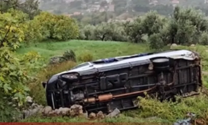 Školski autobus sletio sa puta! Djeca iz vozila na sreću nemaju težih povreda