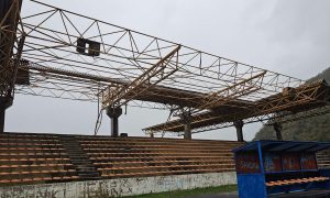 Otkinuta limena konstrukcija: Jak vjetar odnio dio krova na stadionu