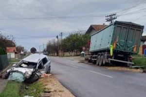 Dijelovi vozila rasuti po putu: Stravičan sudar automobila i kamiona FOTO