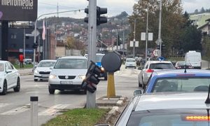 Nesreća u Banjaluci: Vozilom se zakucao u stub, semafor pao od siline udara