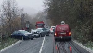 Pao snijeg, eto nesreće: Težak sudar dva automobila kod Čelinca