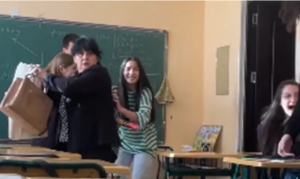 Bravo, klinci! Učiteljica krenula da zaustavi tuču – dočekalo je veliko iznenađenje VIDEO