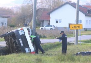 Dvije osobe izgubile život: Kombi sletio sa puta i zabio se u banderu