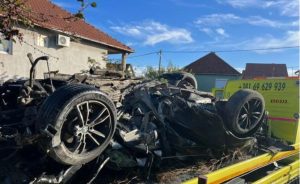 “BMW” zgužvan kao konzerva: Sumnja se da je djevojka vozila 240 km na čas FOTO