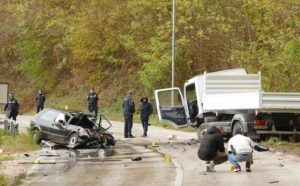 Slika sa mjesta udesa ledi krv u žilama: Auto zgužvan kao konzerva, vozač poginuo