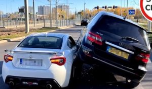 Neobične scene na putu: Mercedesom pregazio Toyotu VIDEO