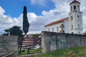 Ustaški simboli na zidu ispred groblja i pravoslavne crkve u Kašiću: “Ovo se prije nije dešavalo”
