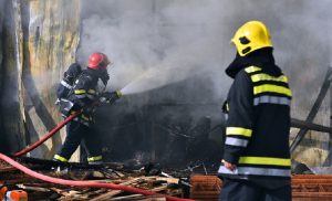 Drama u Slatini! Vatrogasci žurili na mjesto nezgode pa udarili u policijsko vozilo