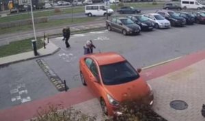 Jezive scene: Majka vozilom prešla preko sina VIDEO
