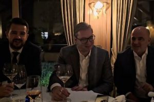 Vučić, Milatović i Kovačevski zapjevali u kafani: “Dajte vina, hoću lom” VIDEO
