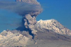 Aktivirao se najveći vulkan u Evroaziji: Gusti dim se vidi i iz satelita VIDEO