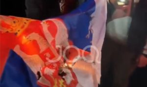 Mržnja prema Srbima: U Tirani zapaljena zastava Srbije VIDEO