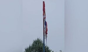 Zastava uništena: Zapaljena srpska trobojka na spomeniku u Velikoj Hoči