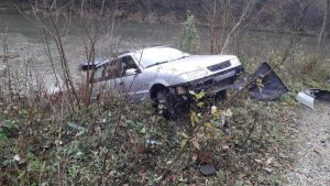 Uništeni automobil završio pored ceste: Načinjena značajna materijalna šteta