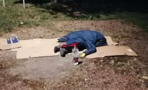 Potresno! Željko spava na ulici, a njegova porodica dobija pare da se brine o njemu