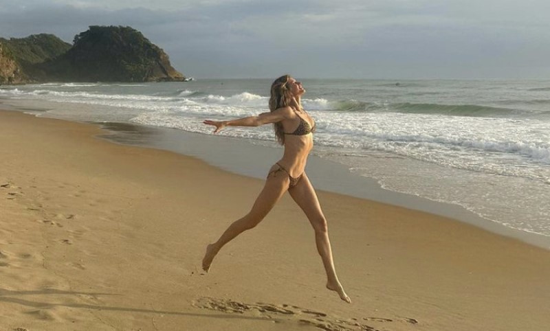 Seksi Žizel: Manekenka pokazala savršeno tijelo u minijaturnom bikiniju