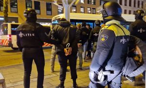 Drama u Amsterdamu! Navijači hapšeni zbog tuče i uništavanja metroa VIDEO
