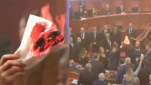 Haos na sjednici u Albaniji: Poslanik htio da zapali parlament VIDEO
