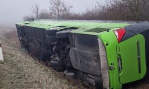 Prevrnuo se autobus pun putnika: Ima povrijeđenih, među njima i djeca