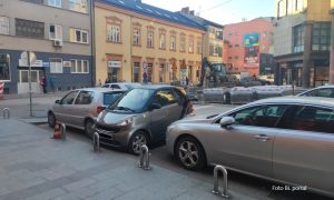 Banjalučanin se snašao! Evo “dobre” ideje za parkiranje u centru grada FOTO