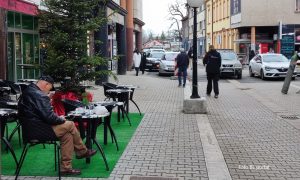 Kafa u bašti lokala, bicikli i lagane jaknice: Tako Banjaluka izgleda na decembarskih plus 18 VIDEO