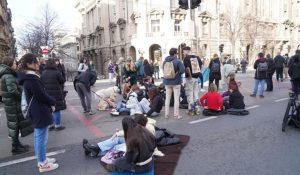 Postavljen “kamp” na ulici: Mladi blokirali saobraćaj u Beogradu