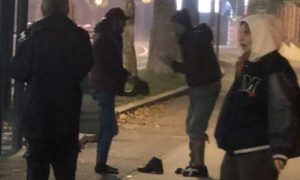 Dirljiva scena iz Beograda: Čovjek se izuo i cipele dao prosjaku FOTO