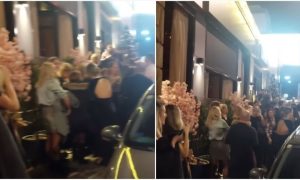 Incident u restoranu: Suzavac rastjerao goste, niko nije račun platio VIDEO
