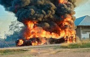 Popeli se na kamion da istoče gorivo: U eksploziji cisterne poginulo najmanje 40 ljudi