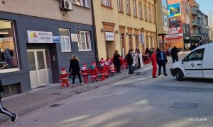 Najslađe “kopije” Djeda Mraza prošetale Banjalukom: Pogledajte ovu veselu kolonu FOTO/VIDEO