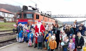 Mališani uživali i dobili paketiće: ŽRS organizovale vožnju vozom Djeda Mraza