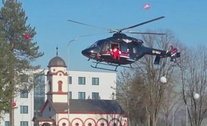 Donio mališanima paketiće: Policijski helikopter dovezao Djeda Mraza u Zalužane
