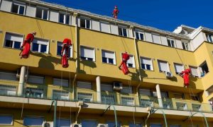 Radost ulazi kroz prozor: Djeda mrazovi u klinikama širom Srbije FOTO