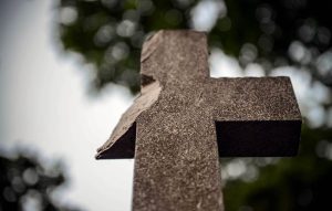 Ni mrtvi nemaju mira: Muškarac uhapšen, oštetio spomenike na pravoslavnom groblju