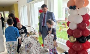Višković obradovao mališane: Obezbijeđeni paketići za djecu u Roditeljskoj kući “Iskra”
