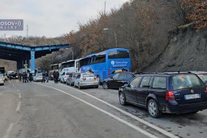 Mnogi na glasanje krenuli i pješke: Na Jarinju kolona vozila duga dva kilometra