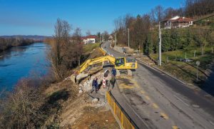 Mještani konačno mogu da odahnu: Počela sanacija klizišta na putu za Priječane