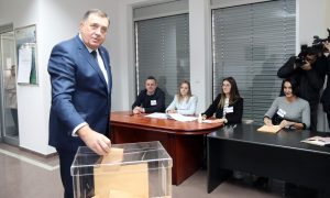 Izvršio građansku dužnost: Dodik glasao u Generalnom konzulatu Srbije u Banjaluci