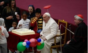 Okružen djecom: Evo kako papa Franjo proslavlja 87. rođendan