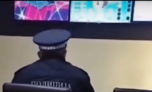 Psovao državu i zakon: Policajac snimljen kako igra bingo u kladionici VIDEO