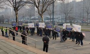 Protest radnika: Firma iz BiH gasi proizvodnju, 59 radnika ostaje bez posla
